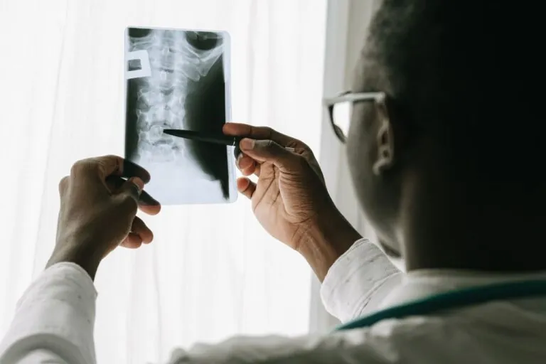 Infiltrații spinale şi alte tratamente moderne fara chirurgie: alternative minim invazive la operația de coloană